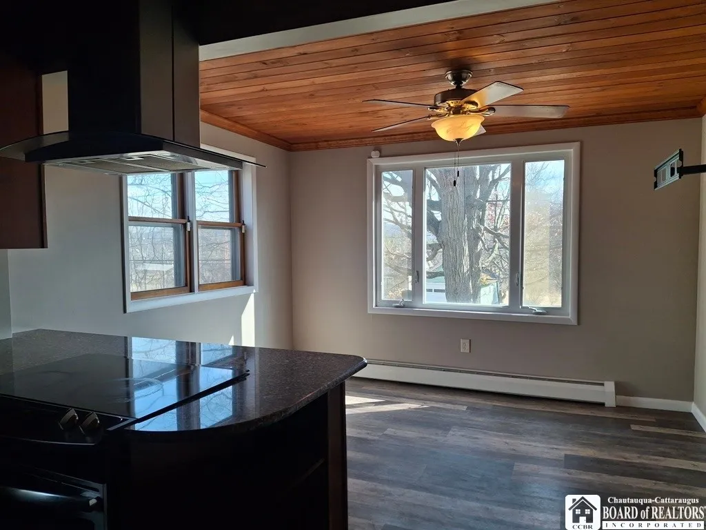 Breakfast bar and breakfast room
