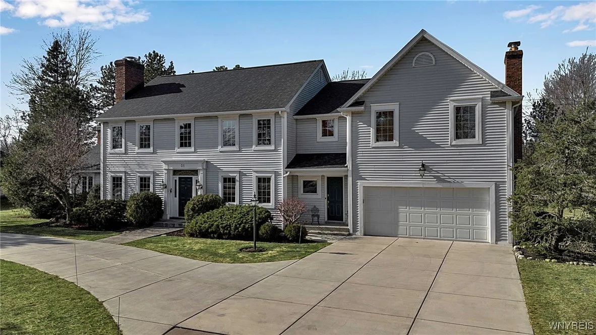 Stunning curb appeal with new (2023) circular concrete driveway