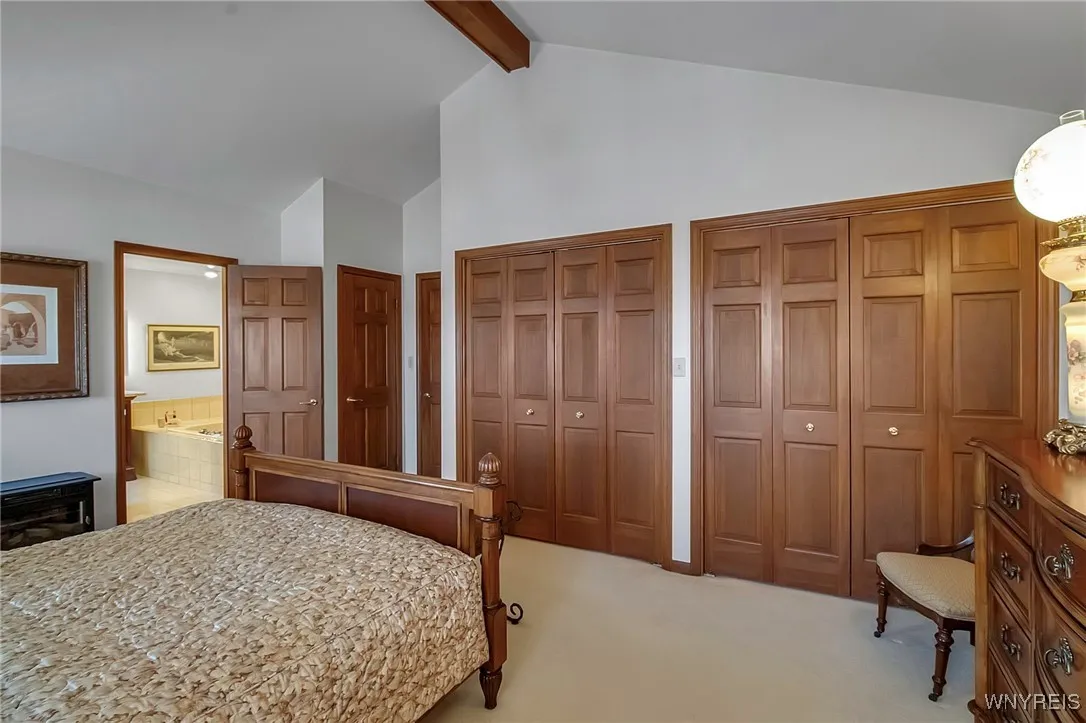 In-law apartment ensuite,catherdral ceiling & double closets