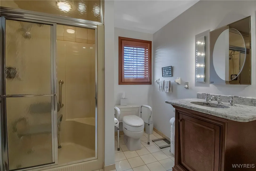In-law apartment ensuite bathroom