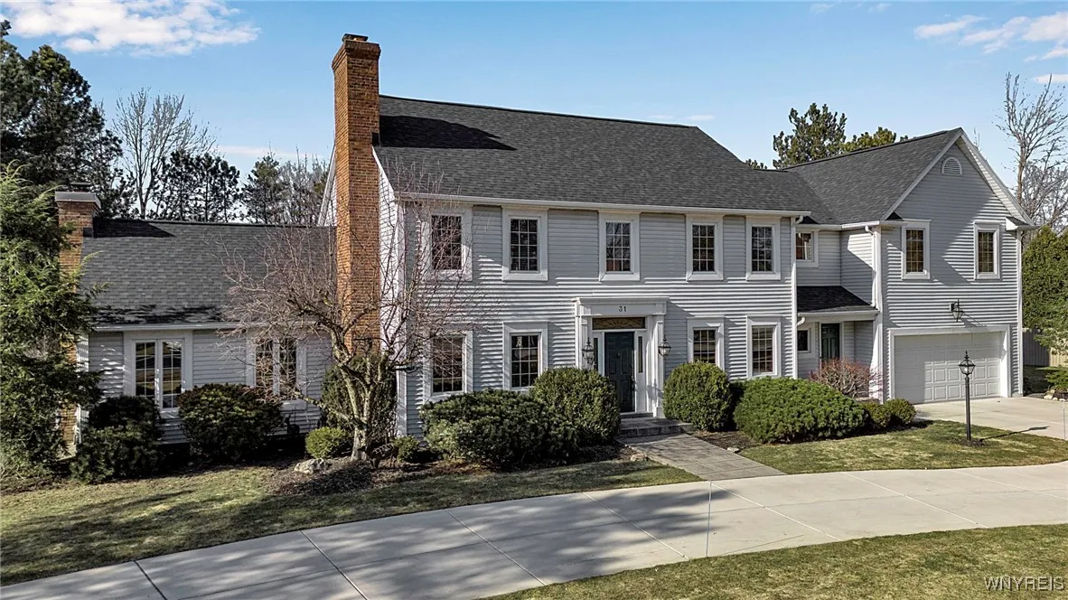 Stunning curb appeal with new (2023) concrete circular driveway