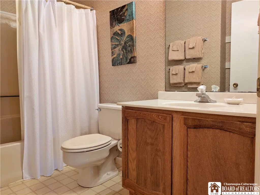 Guest bathroom with a tub/shower