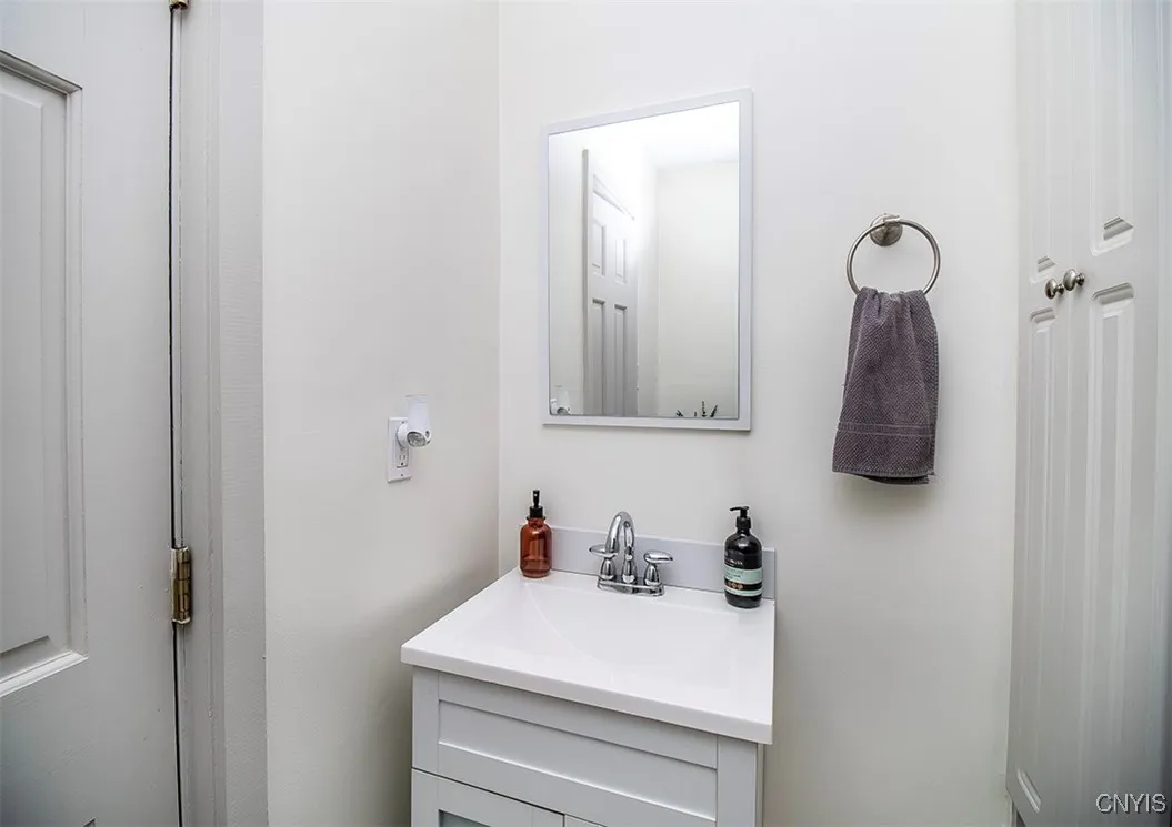 204 Alton Street, Syracuse, New York 13215, Syracuse, New York 13215, 3 Bedrooms Bedrooms, 11 Rooms Rooms,2 BathroomsBathrooms,Residential,Closed,204 Alton Street, Syracuse, New York 13215,0,S1593573