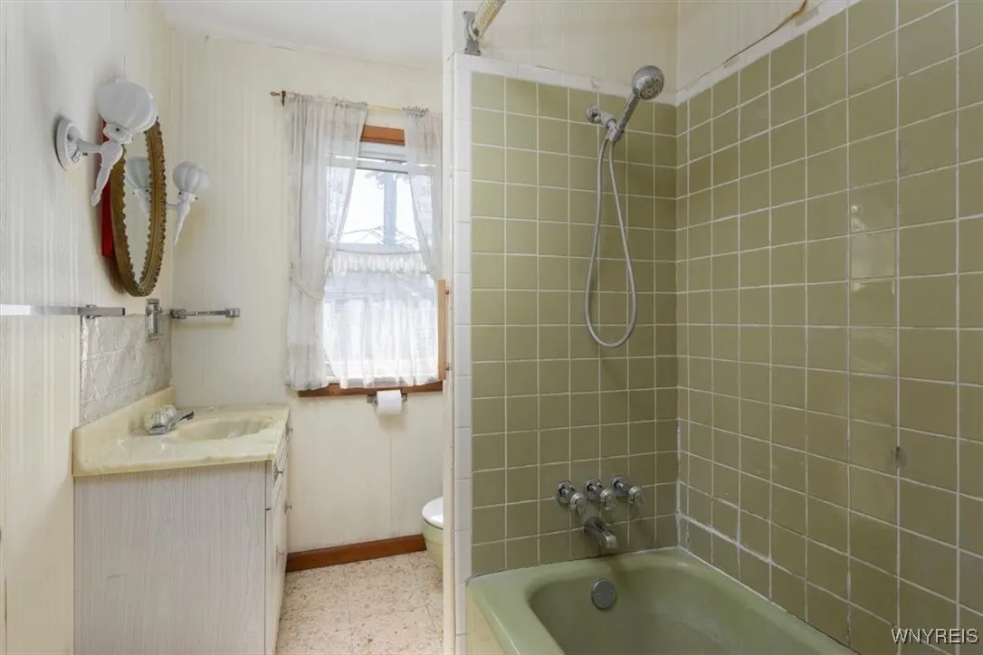 Full bath on the 2nd floor.