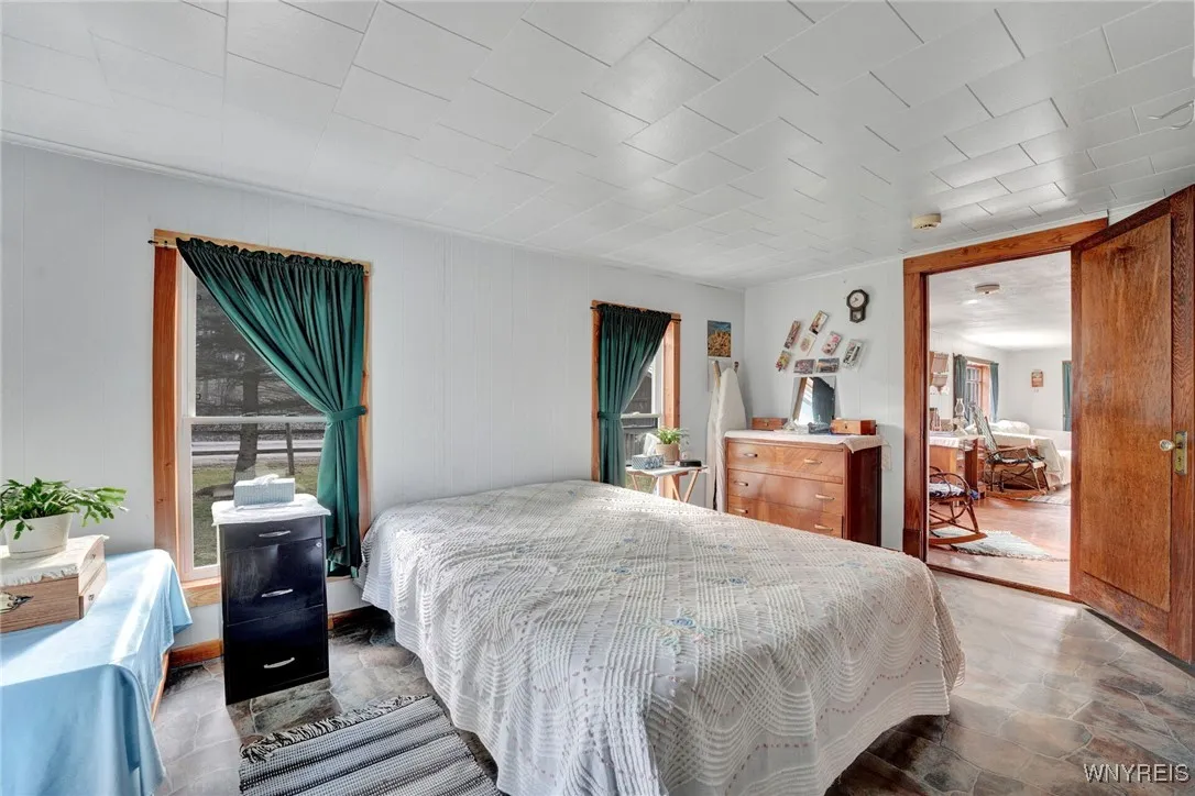 1st Floor Main Bedroom w. Full Bath Access