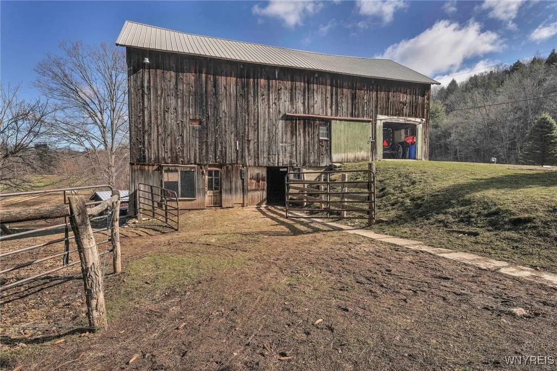 3 Story Barn w/ Hose Stalls, Chicken Coop & Storage (Could use as garage)