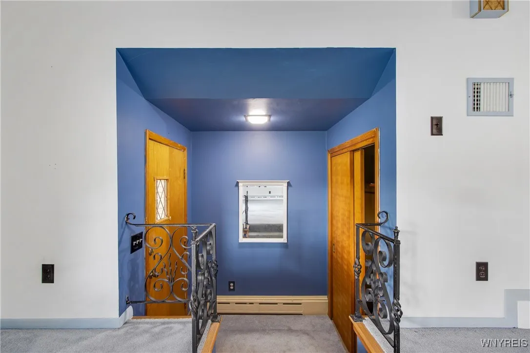 ENTRYWAY TO FRONT OF HOUSE (&ofc) ON RIGHT SIDE