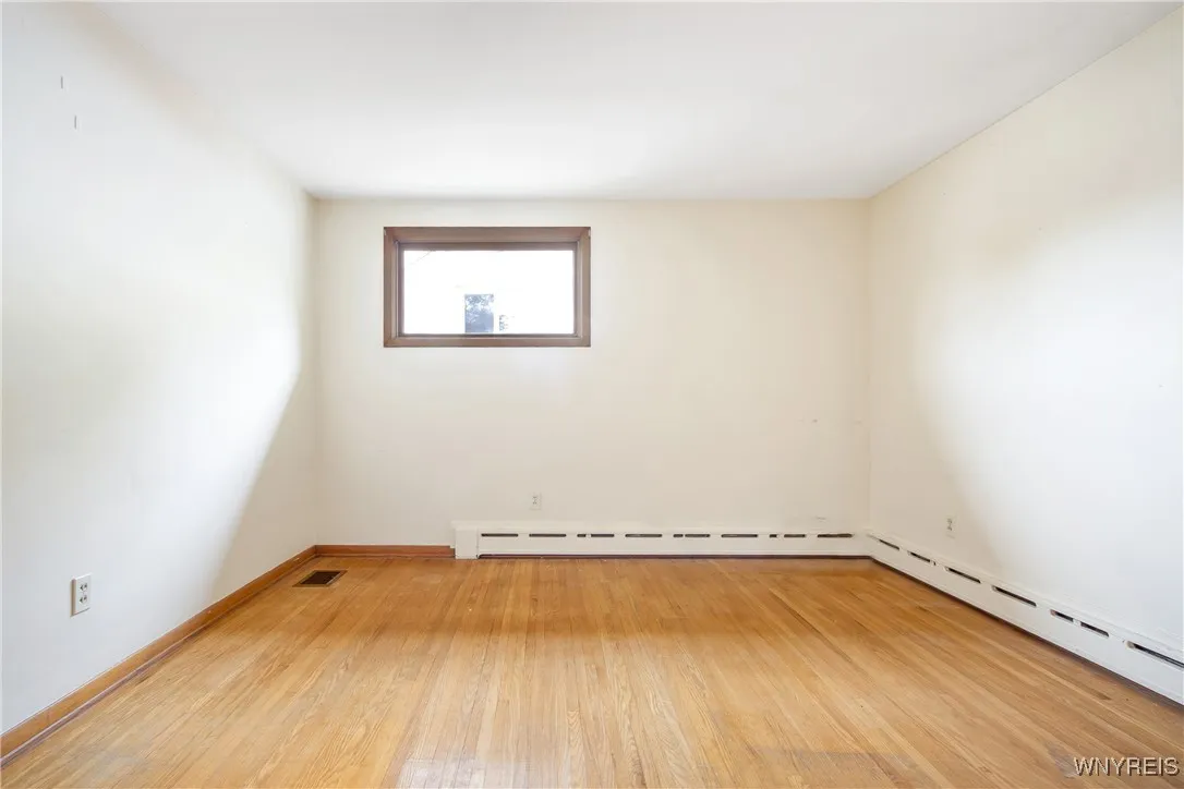 BEDROOM ON RIGHT SIDE