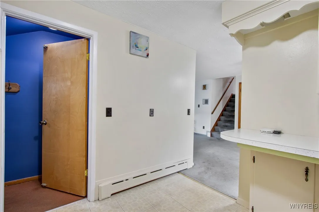 ENTRYWAY TO FRONT OF HOUSE ON RIGHT SIDE