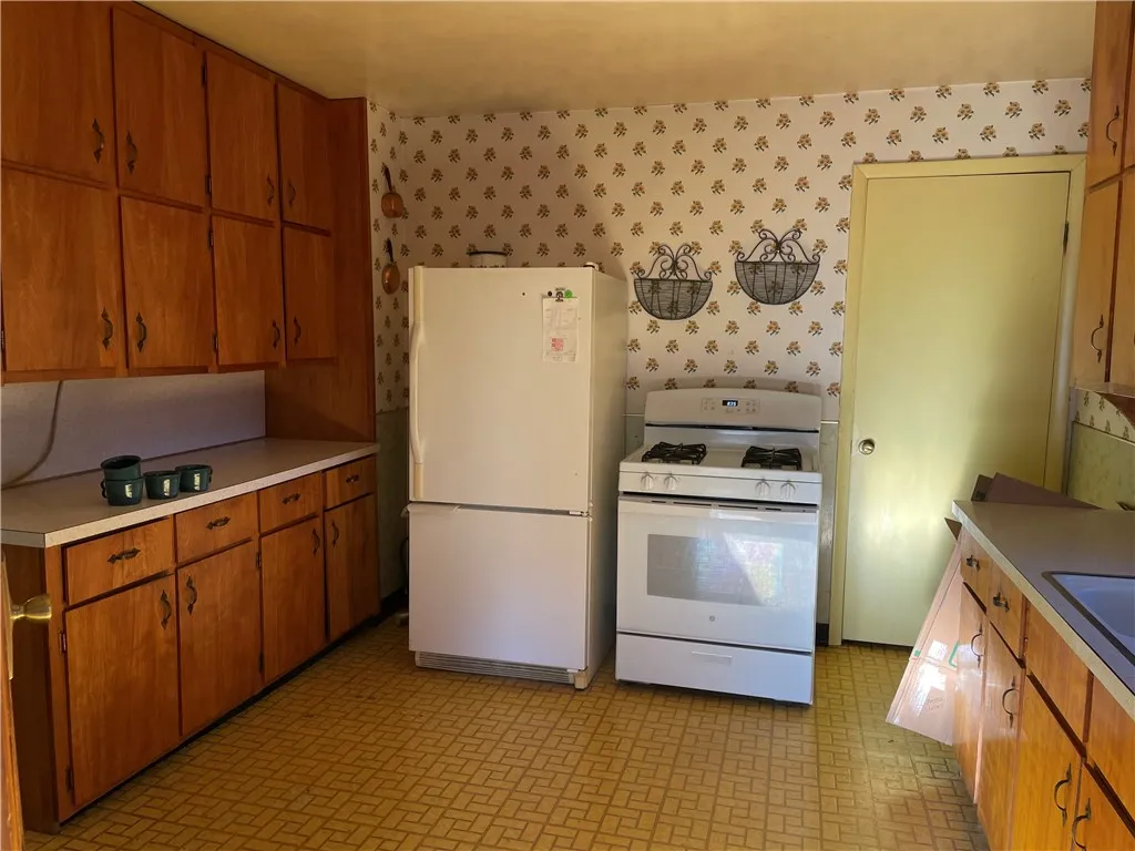 228 Sly Avenue, Corning-city, New York 14830, Corning City, New York 14830, 3 Bedrooms Bedrooms, 7 Rooms Rooms,1 BathroomBathrooms,Residential,Closed,228 Sly Avenue, Corning-city, New York 14830,0,R1595707