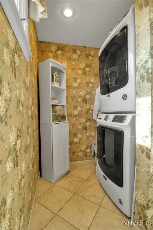 Bath: Stack washer+dryer