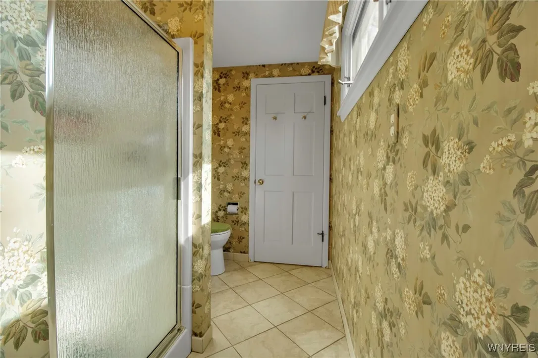 Bath:Shower stall, wallpaper + 6 panel entry dr