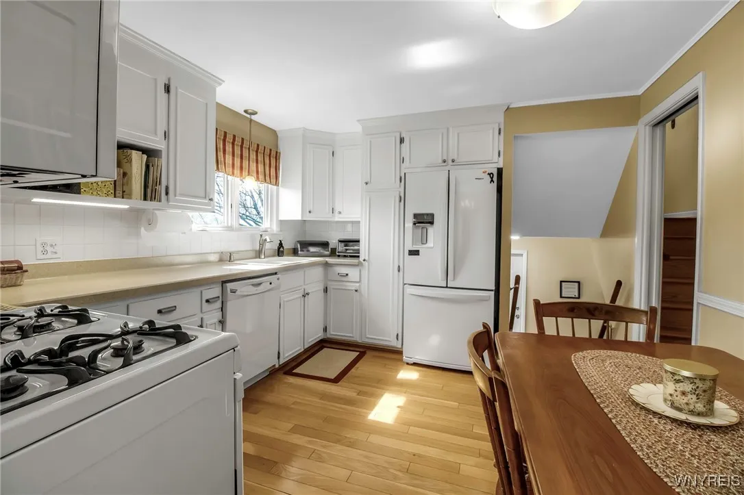 Applianced Kit w/bright dining area