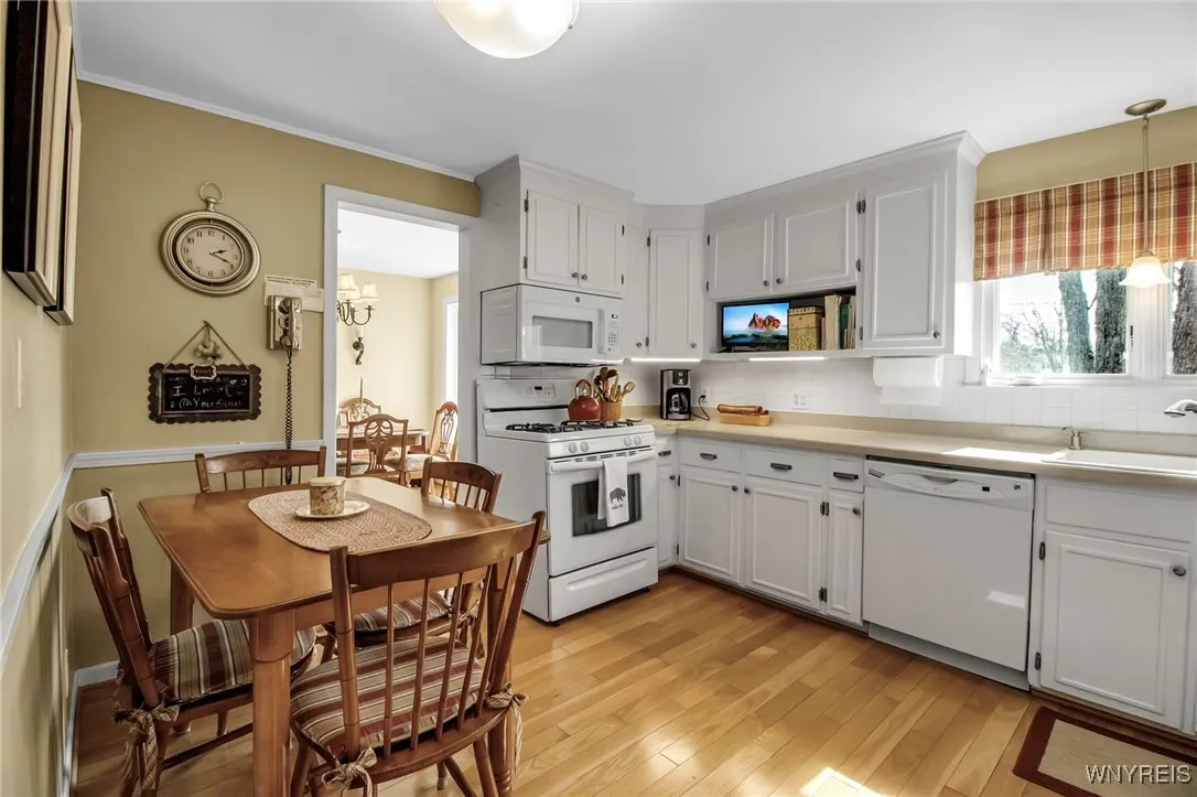 Applianced Kit:Gas Ov/rg, BI microwave+dishwasher,refrig (2024)+bright dining area