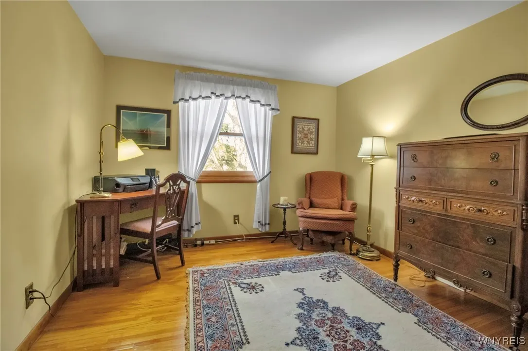 13xl1 BDRM w/HW flrs