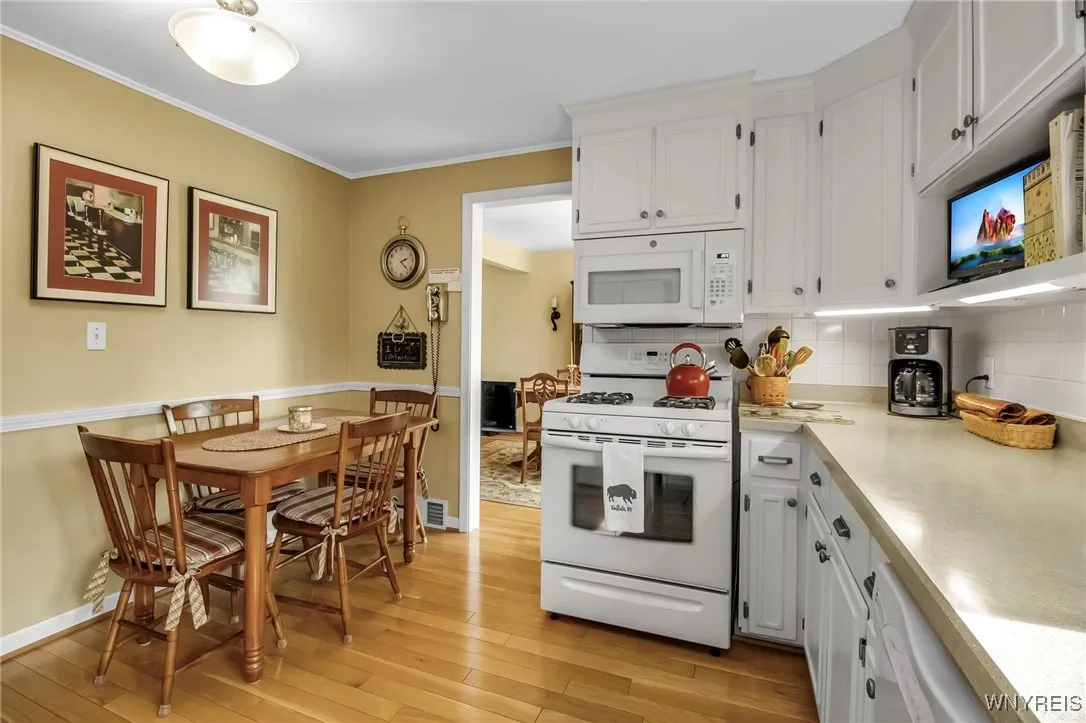 App'l Kir:Gas ov/rg, BI microwave+dishwasher, refrig (2025)Bright dining area