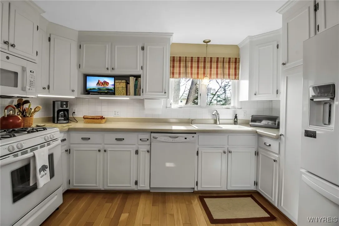 App'l Kit has HW flrs