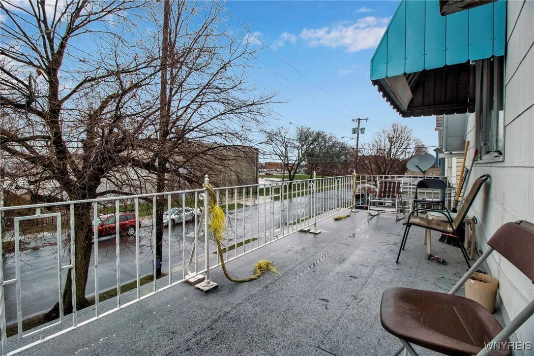 2nd Floor Balcony Porch