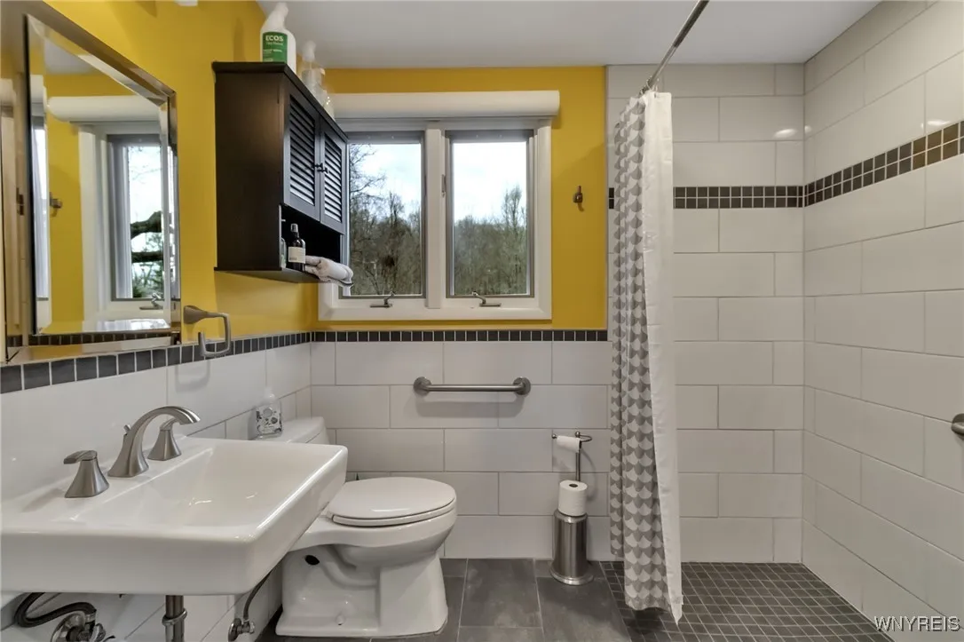 9005 Cliffside Drive, Clarence, New York 14031, Clarence, New York 14031, 4 Bedrooms Bedrooms, 11 Rooms Rooms,3 BathroomsBathrooms,Residential,Closed,9005 Cliffside Drive, Clarence, New York 14031,0,B1597453