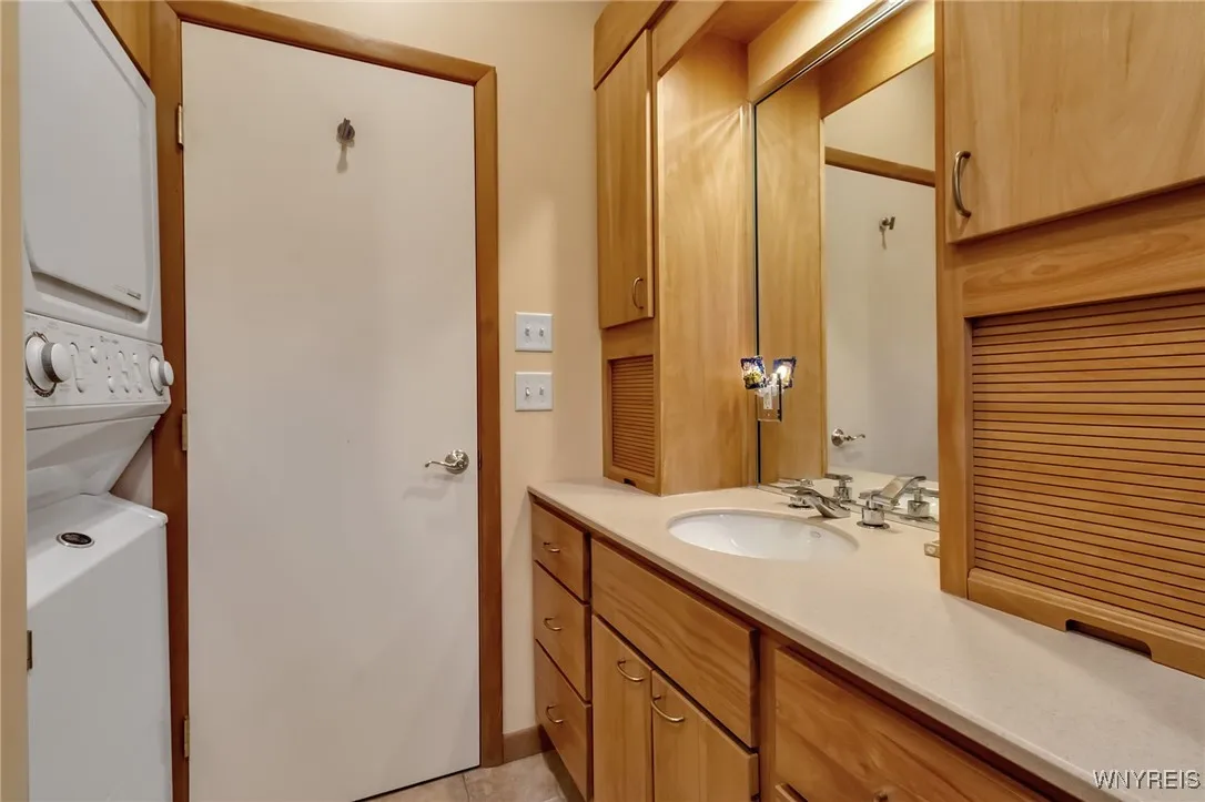 9005 Cliffside Drive, Clarence, New York 14031, Clarence, New York 14031, 4 Bedrooms Bedrooms, 11 Rooms Rooms,3 BathroomsBathrooms,Residential,Closed,9005 Cliffside Drive, Clarence, New York 14031,0,B1597453