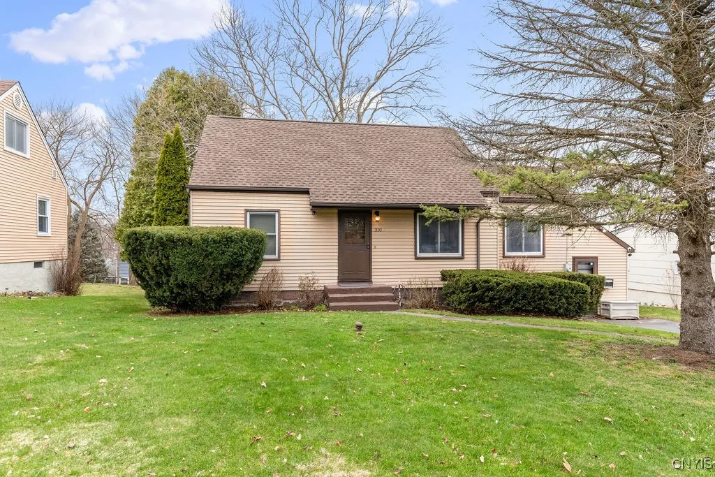 310 Glenview Parkway, Camillus, New York 13219, Camillus, New York 13219, 4 Bedrooms Bedrooms, 8 Rooms Rooms,1 BathroomBathrooms,Residential,Closed,310 Glenview Parkway, Camillus, New York 13219,0,S1594725