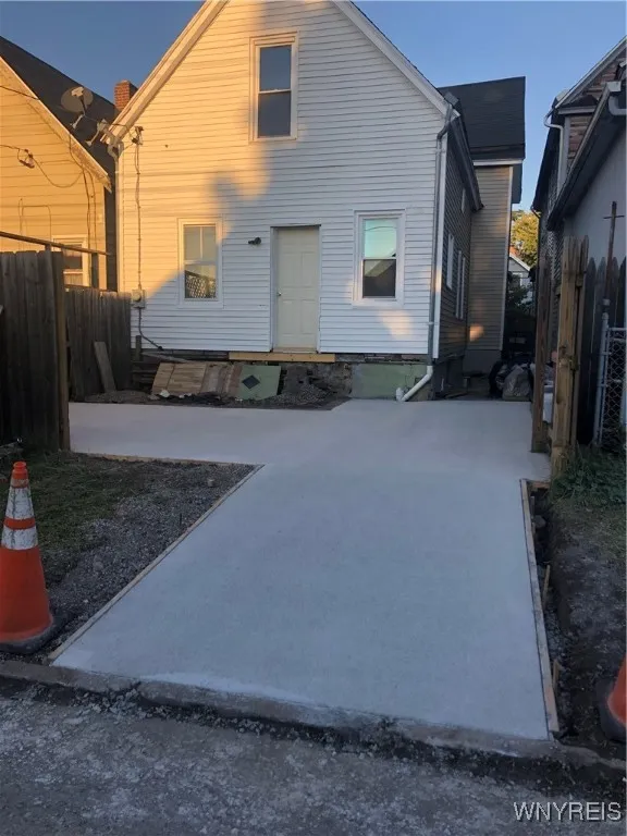 202 Thompson Street, Buffalo, New York 14207, Buffalo, New York 14207, 4 Bedrooms Bedrooms, 10 Rooms Rooms,2 BathroomsBathrooms,Residential,For Sale,202 Thompson Street, Buffalo, New York 14207,B1597808