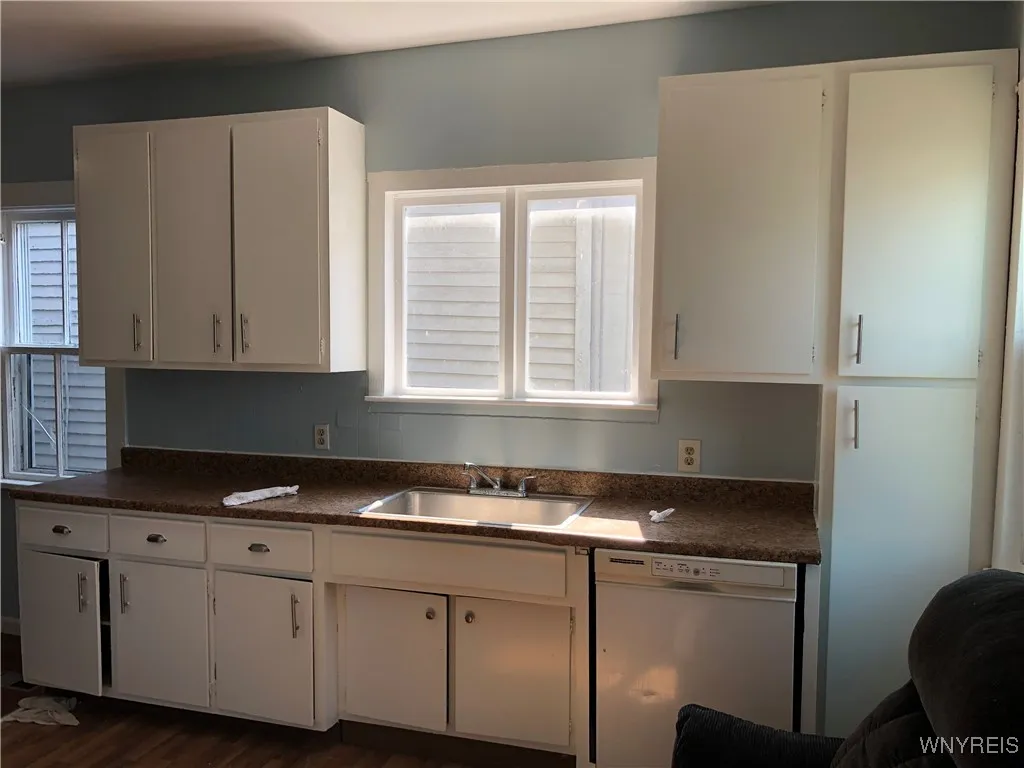 202 Thompson Street, Buffalo, New York 14207, Buffalo, New York 14207, 4 Bedrooms Bedrooms, 10 Rooms Rooms,2 BathroomsBathrooms,Residential,For Sale,202 Thompson Street, Buffalo, New York 14207,B1597808