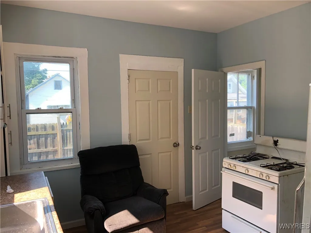 202 Thompson Street, Buffalo, New York 14207, Buffalo, New York 14207, 4 Bedrooms Bedrooms, 10 Rooms Rooms,2 BathroomsBathrooms,Residential,For Sale,202 Thompson Street, Buffalo, New York 14207,B1597808
