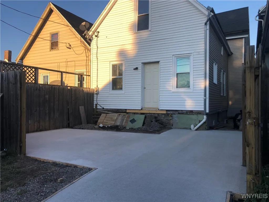 202 Thompson Street, Buffalo, New York 14207, Buffalo, New York 14207, 4 Bedrooms Bedrooms, 10 Rooms Rooms,2 BathroomsBathrooms,Residential,For Sale,202 Thompson Street, Buffalo, New York 14207,B1597808