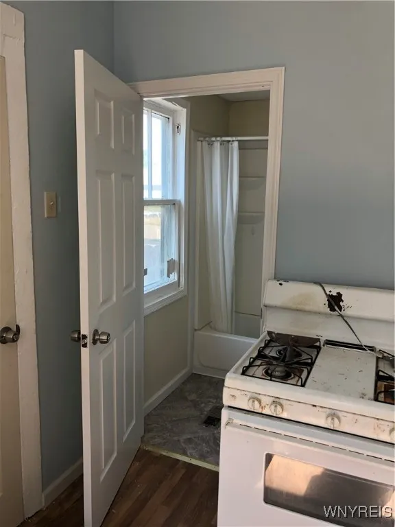 202 Thompson Street, Buffalo, New York 14207, Buffalo, New York 14207, 4 Bedrooms Bedrooms, 10 Rooms Rooms,2 BathroomsBathrooms,Residential,For Sale,202 Thompson Street, Buffalo, New York 14207,B1597808