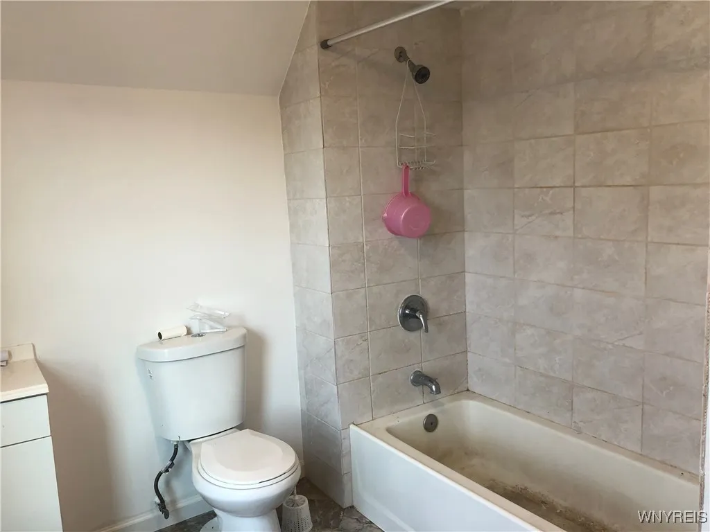 202 Thompson Street, Buffalo, New York 14207, Buffalo, New York 14207, 4 Bedrooms Bedrooms, 10 Rooms Rooms,2 BathroomsBathrooms,Residential,For Sale,202 Thompson Street, Buffalo, New York 14207,B1597808