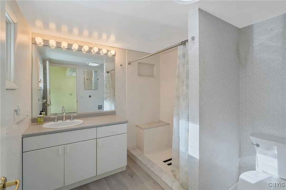 Full bathroom 1 - Primary