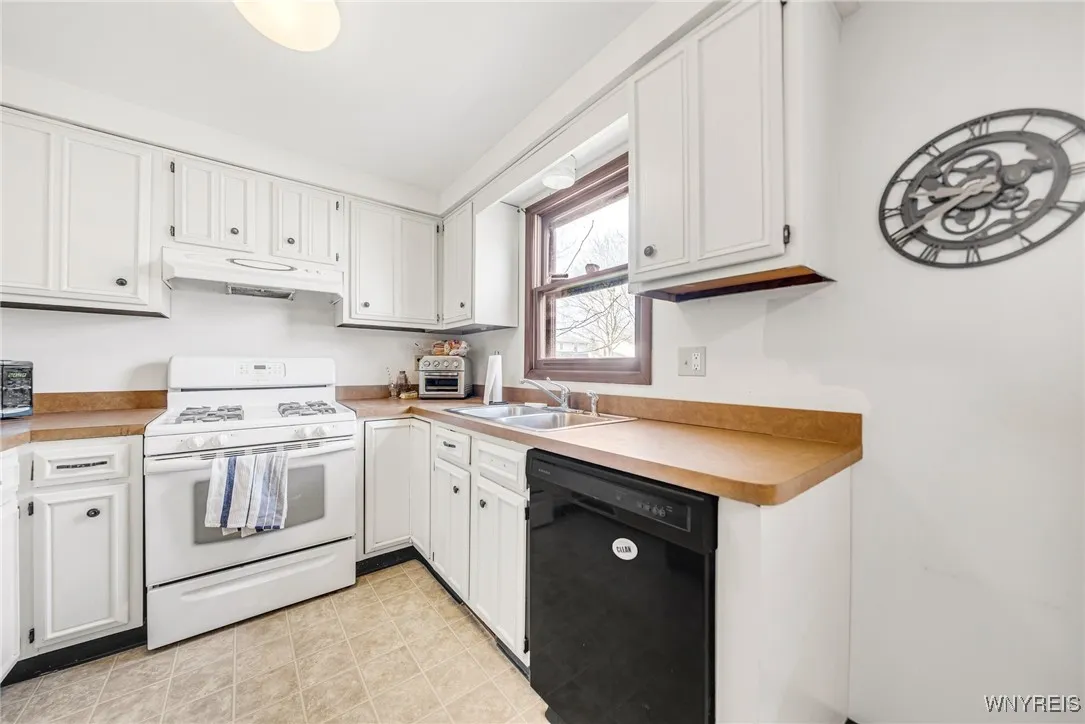 5874 Mckinley Parkway, Hamburg, New York 14075, Hamburg, New York 14075, 6 Bedrooms Bedrooms, ,2 BathroomsBathrooms,Residential,Closed,5874 Mckinley Parkway, Hamburg, New York 14075,0,B1598354