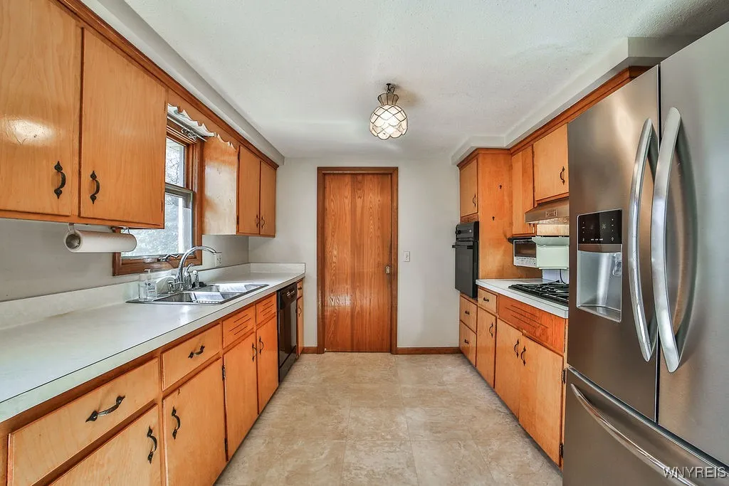 1211 Dodge Road, Amherst, New York 14068, Amherst, New York 14068, 4 Bedrooms Bedrooms, 8 Rooms Rooms,2 BathroomsBathrooms,Residential,Closed,1211 Dodge Road, Amherst, New York 14068,0,B1597904