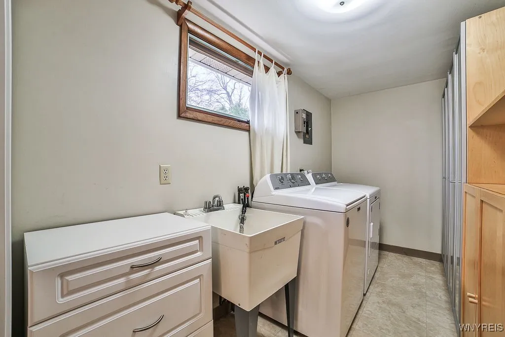 1211 Dodge Road, Amherst, New York 14068, Amherst, New York 14068, 4 Bedrooms Bedrooms, 8 Rooms Rooms,2 BathroomsBathrooms,Residential,Closed,1211 Dodge Road, Amherst, New York 14068,0,B1597904
