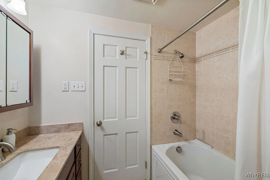 615 Sandlewood Drive, Lewiston, New York 14092, Lewiston, New York 14092, 5 Bedrooms Bedrooms, 14 Rooms Rooms,3 BathroomsBathrooms,Residential,Closed,615 Sandlewood Drive, Lewiston, New York 14092,0,B1597996
