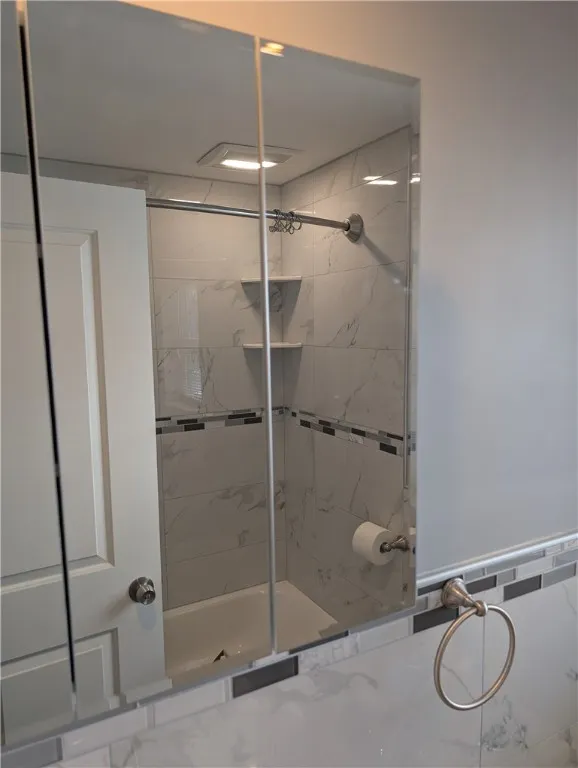 The mirriw reflects the fantastic shower.