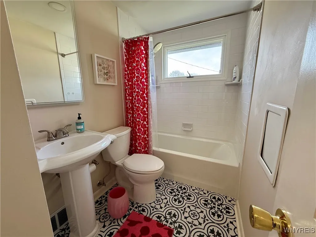 257 Ehinger Drive, West Seneca, New York 14224, West Seneca, New York 14224, 4 Bedrooms Bedrooms, 6 Rooms Rooms,1 BathroomBathrooms,Residential,Closed,257 Ehinger Drive, West Seneca, New York 14224,B1596925