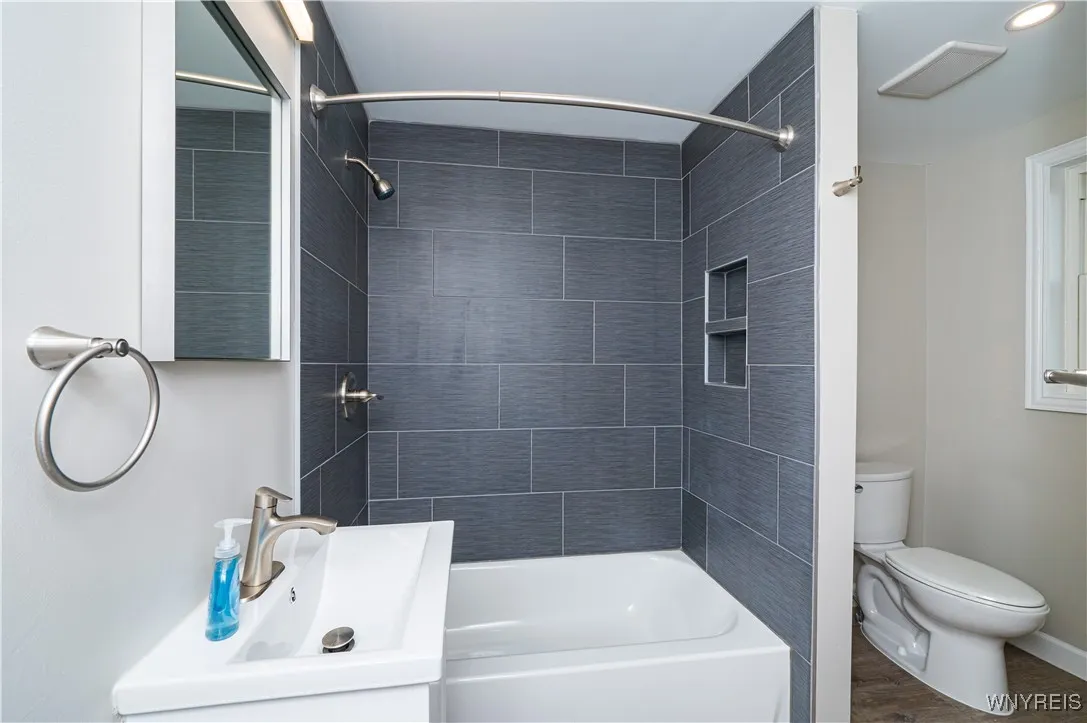 79 Fulton #2 Street, Buffalo, New York 14204, Buffalo, New York 14204, 2 Bedrooms Bedrooms, 6 Rooms Rooms,1 BathroomBathrooms,Residential Lease,Closed,79 Fulton #2 Street, Buffalo, New York 14204,0,B1599385