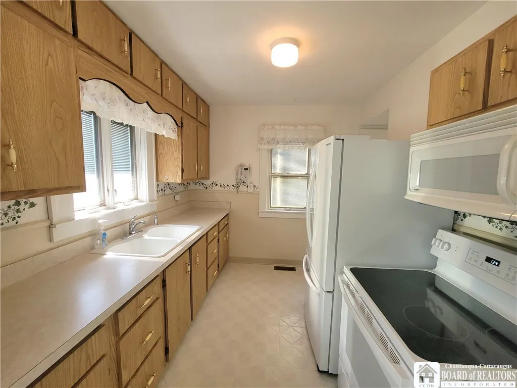 18 Ivy Street, Jamestown, New York 14701, Jamestown, New York 14701, 3 Bedrooms Bedrooms, 7 Rooms Rooms,1 BathroomBathrooms,Residential,Closed,18 Ivy Street, Jamestown, New York 14701,R1599478