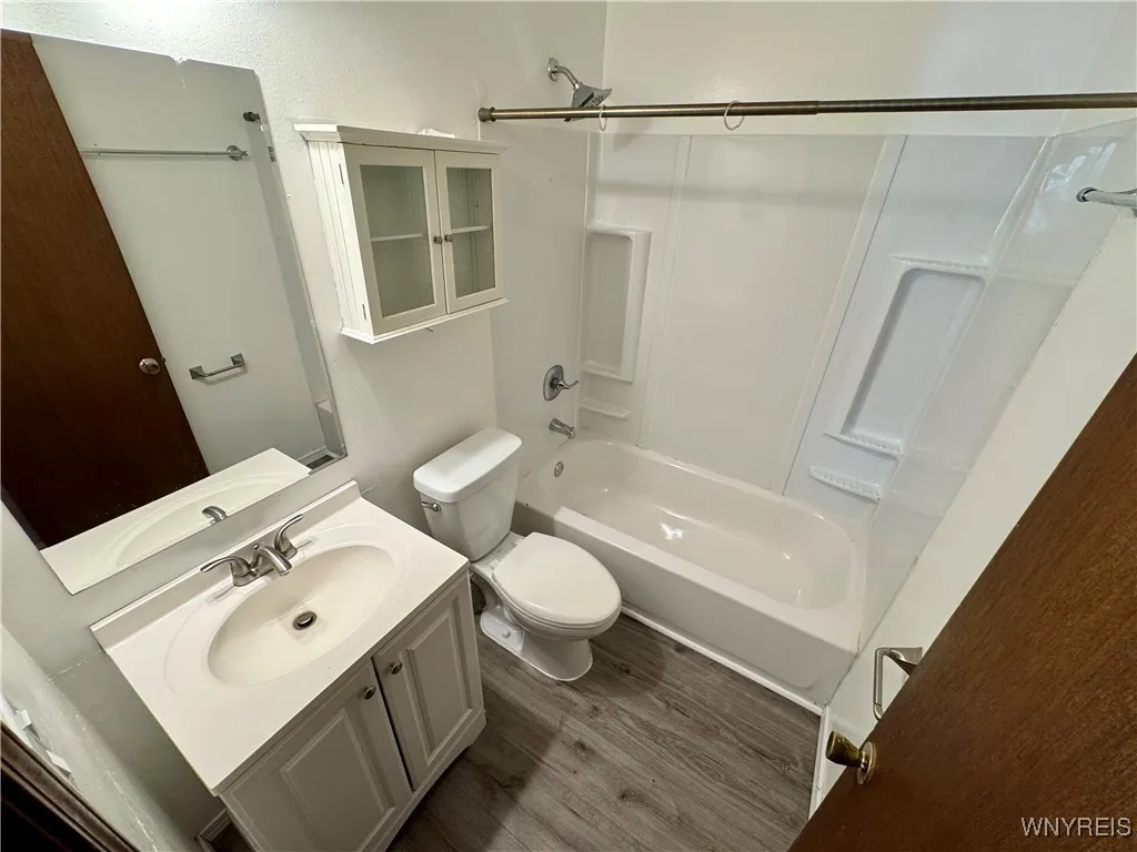 344 Clinton Street Upper, Lockport-city, New York, Lockport City, New York 14094, 1 Bedroom Bedrooms, 4 Rooms Rooms,1 BathroomBathrooms,Residential Lease,Closed,344 Clinton Street Upper, Lockport-city, New York ,B1599726