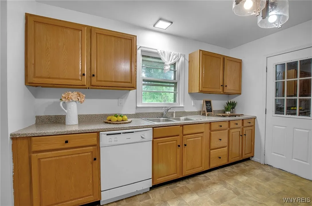 6078 Versailles Road, Hamburg, New York 14085, Hamburg, New York 14085, 3 Bedrooms Bedrooms, 6 Rooms Rooms,1 BathroomBathrooms,Residential,Closed,6078 Versailles Road, Hamburg, New York 14085,0,B1599751