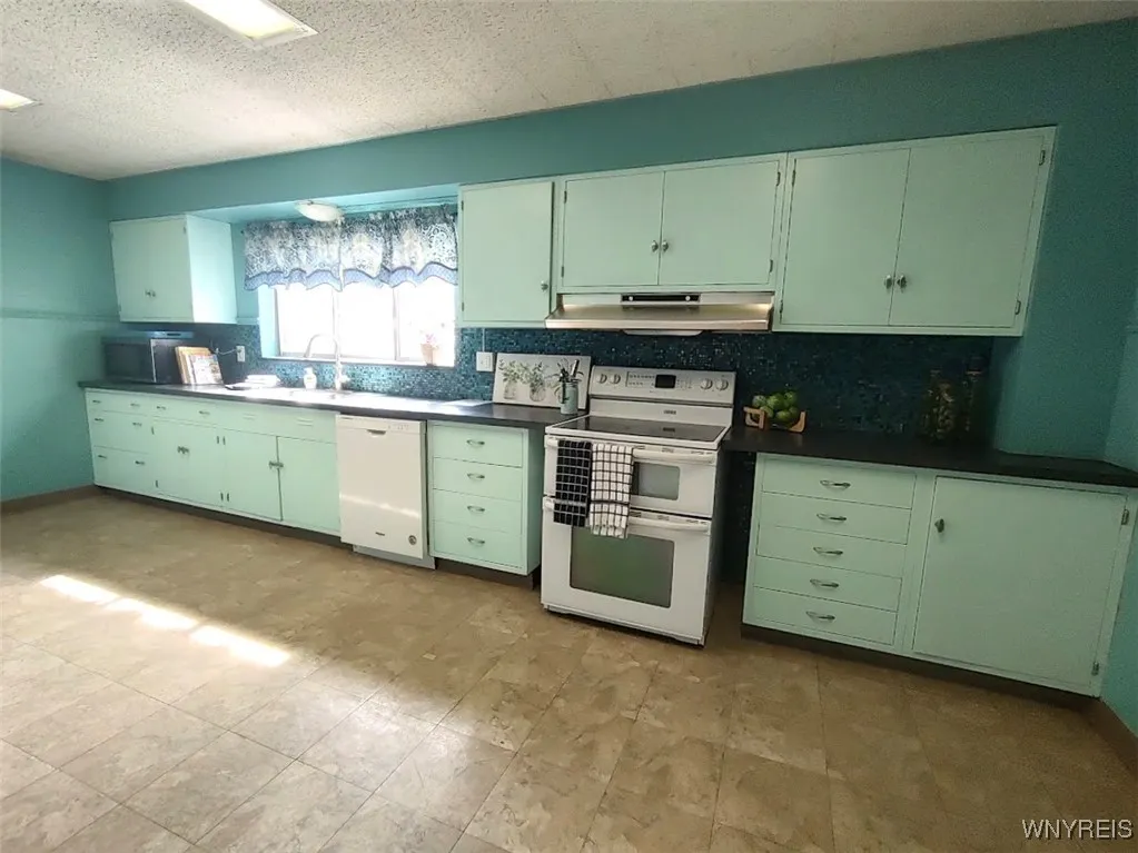 57 St John's Parkside Street, Buffalo, New York 14, Buffalo, New York 14210, 6 Bedrooms Bedrooms, 20 Rooms Rooms,2 BathroomsBathrooms,Residential,Closed,57 St John's Parkside Street, Buffalo, New York 14,0,B1599962