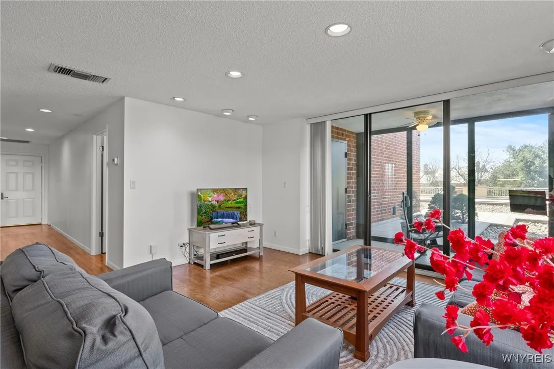 201 Admirals Walk Circle 201, Buffalo, New York 14, Buffalo, New York 14202, 1 Bedroom Bedrooms, 4 Rooms Rooms,2 BathroomsBathrooms,Residential,For Sale,201 Admirals Walk Circle 201, Buffalo, New York 14,B1597757