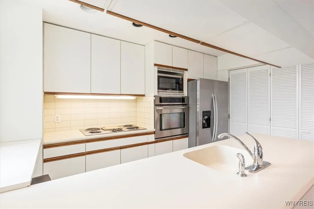 201 Admirals Walk Circle 201, Buffalo, New York 14, Buffalo, New York 14202, 1 Bedroom Bedrooms, 4 Rooms Rooms,2 BathroomsBathrooms,Residential,For Sale,201 Admirals Walk Circle 201, Buffalo, New York 14,B1597757