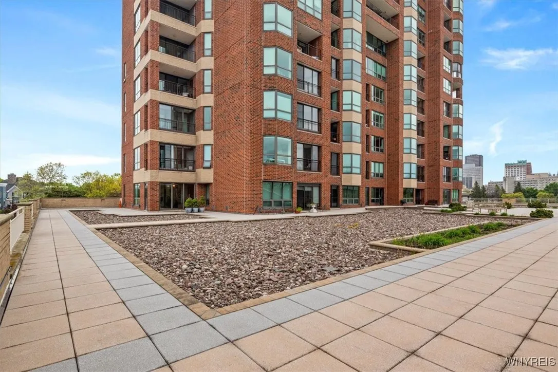 201 Admirals Walk Circle 201, Buffalo, New York 14, Buffalo, New York 14202, 1 Bedroom Bedrooms, 4 Rooms Rooms,2 BathroomsBathrooms,Residential,For Sale,201 Admirals Walk Circle 201, Buffalo, New York 14,B1597757