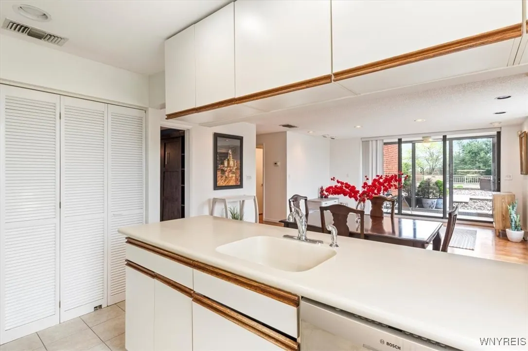 201 Admirals Walk Circle 201, Buffalo, New York 14, Buffalo, New York 14202, 1 Bedroom Bedrooms, 4 Rooms Rooms,2 BathroomsBathrooms,Residential,For Sale,201 Admirals Walk Circle 201, Buffalo, New York 14,B1597757