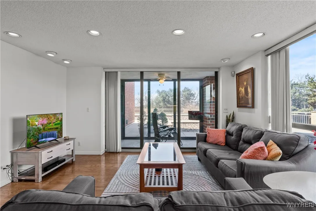 201 Admirals Walk Circle 201, Buffalo, New York 14, Buffalo, New York 14202, 1 Bedroom Bedrooms, 4 Rooms Rooms,2 BathroomsBathrooms,Residential,For Sale,201 Admirals Walk Circle 201, Buffalo, New York 14,B1597757