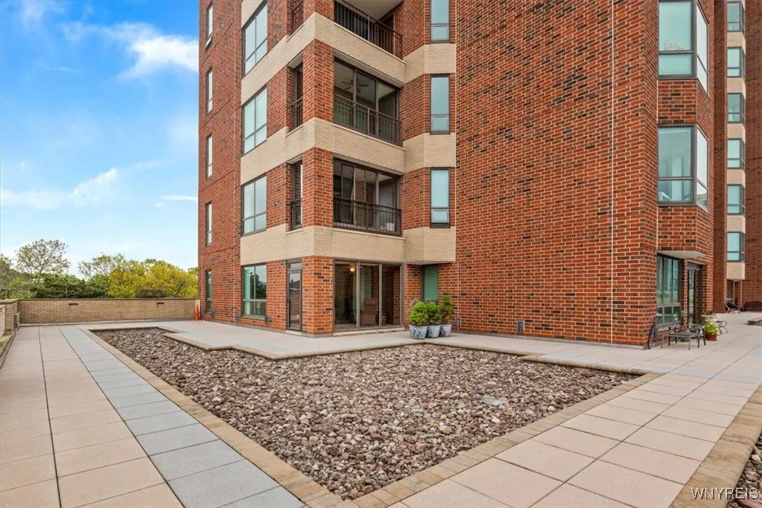 201 Admirals Walk Circle 201, Buffalo, New York 14, Buffalo, New York 14202, 1 Bedroom Bedrooms, 4 Rooms Rooms,2 BathroomsBathrooms,Residential,For Sale,201 Admirals Walk Circle 201, Buffalo, New York 14,B1597757