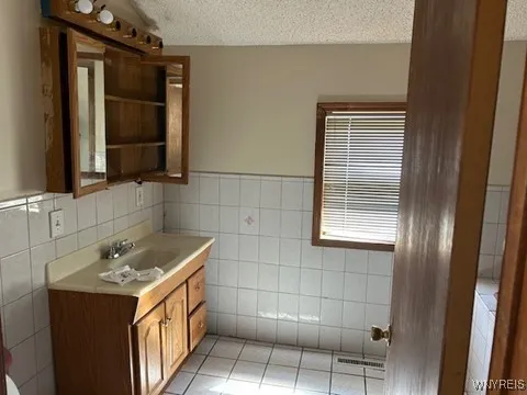 90 Alma Avenue, Buffalo, New York 14215, Buffalo, New York 14215, 2 Bedrooms Bedrooms, 5 Rooms Rooms,2 BathroomsBathrooms,Residential,For Sale,90 Alma Avenue, Buffalo, New York 14215,0,B1600281